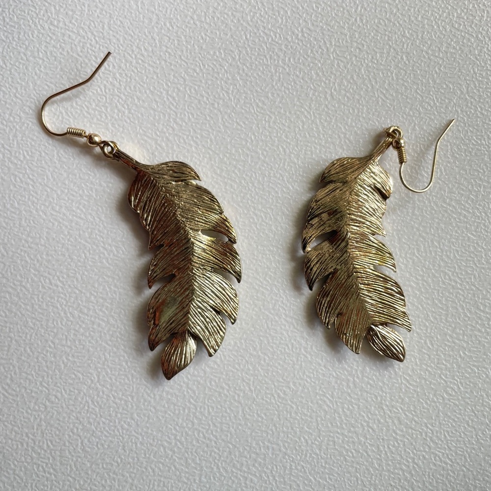 Eye Candy Los Angeles Natalie leaf earrings - Picture 6 of 7
